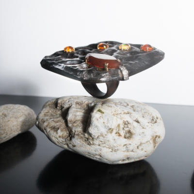 Ebony ring with yellow and white gold, diamonds and Mexican fire opals