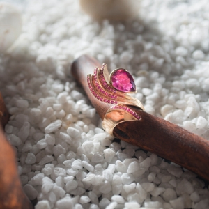 Anello in oro rosa con goccia di tormalina rubellite e pav&egrave; di rubini